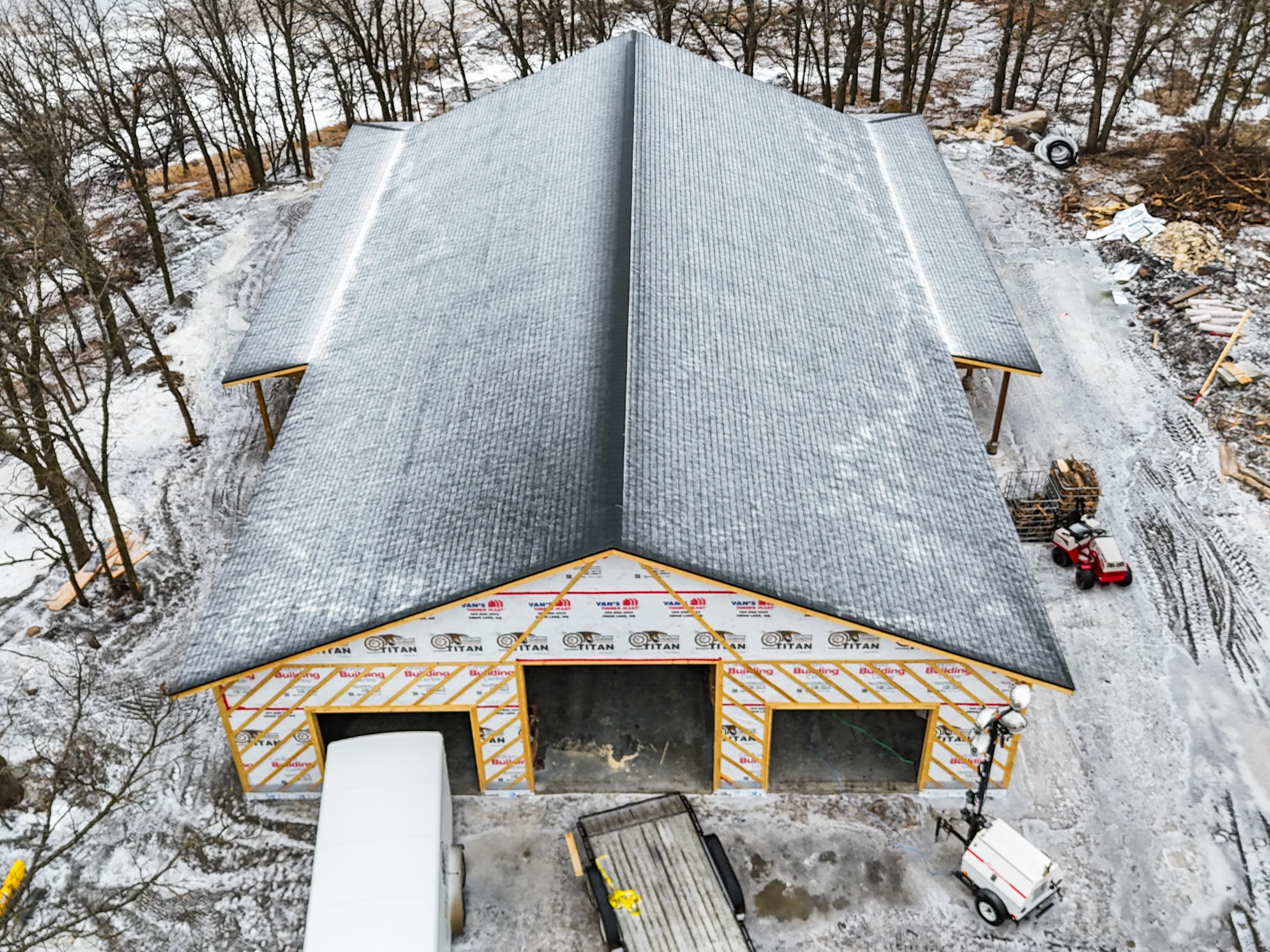 Roof construction on a house shell near St. Léon